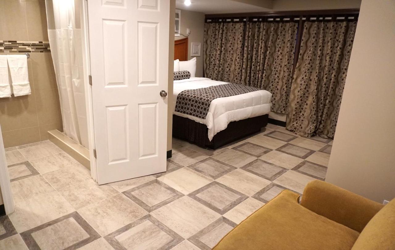 Deluxe Queen Suite at Beachside Resort