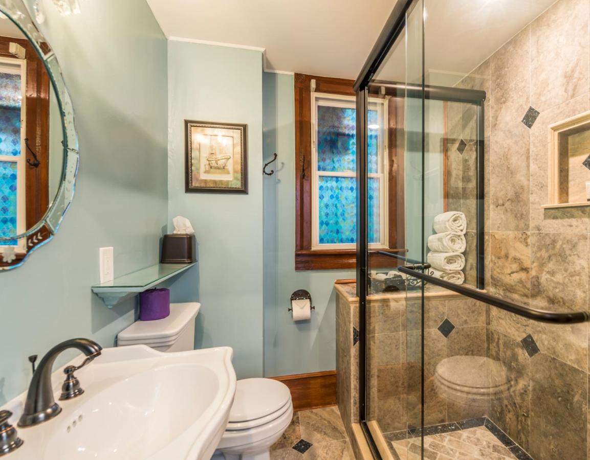 | Carriage Way Inn Bed & Breakfast Adults Only - 21 years old and up
