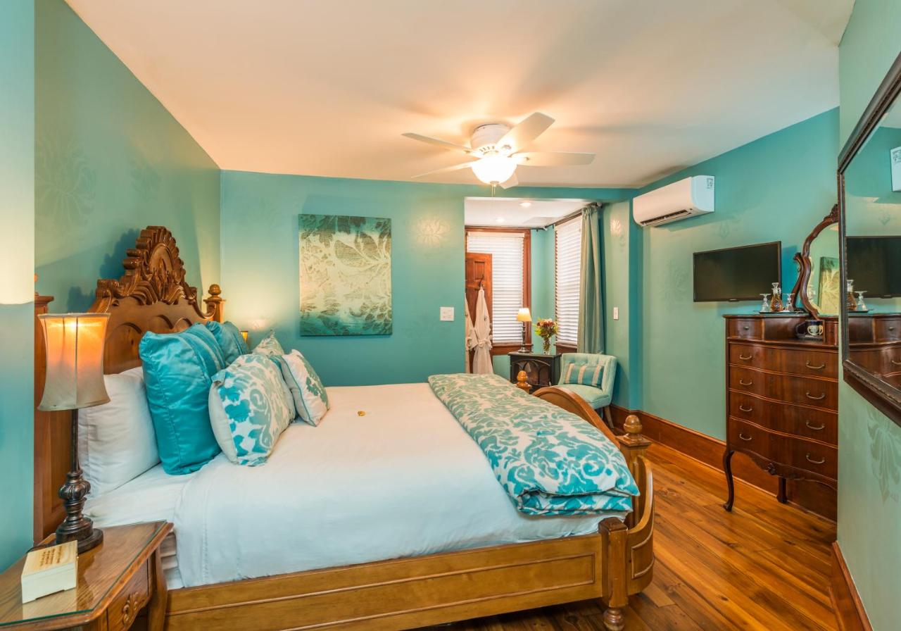 | Carriage Way Inn Bed & Breakfast Adults Only - 21 years old and up