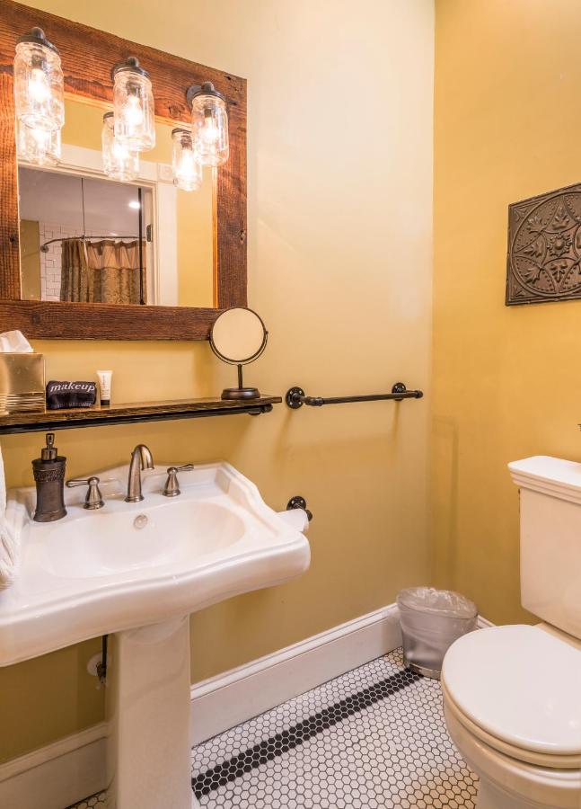 | Carriage Way Inn Bed & Breakfast Adults Only - 21 years old and up