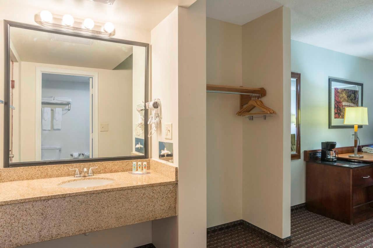 King Room - Mobility Access/Non-Smoking at Days Inn by Wyndham Hartsfield Jackson Atlanta Airport West