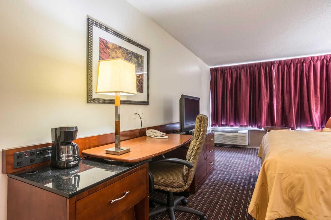 King Room - Mobility Access/Non-Smoking at Days Inn by Wyndham Hartsfield Jackson Atlanta Airport West