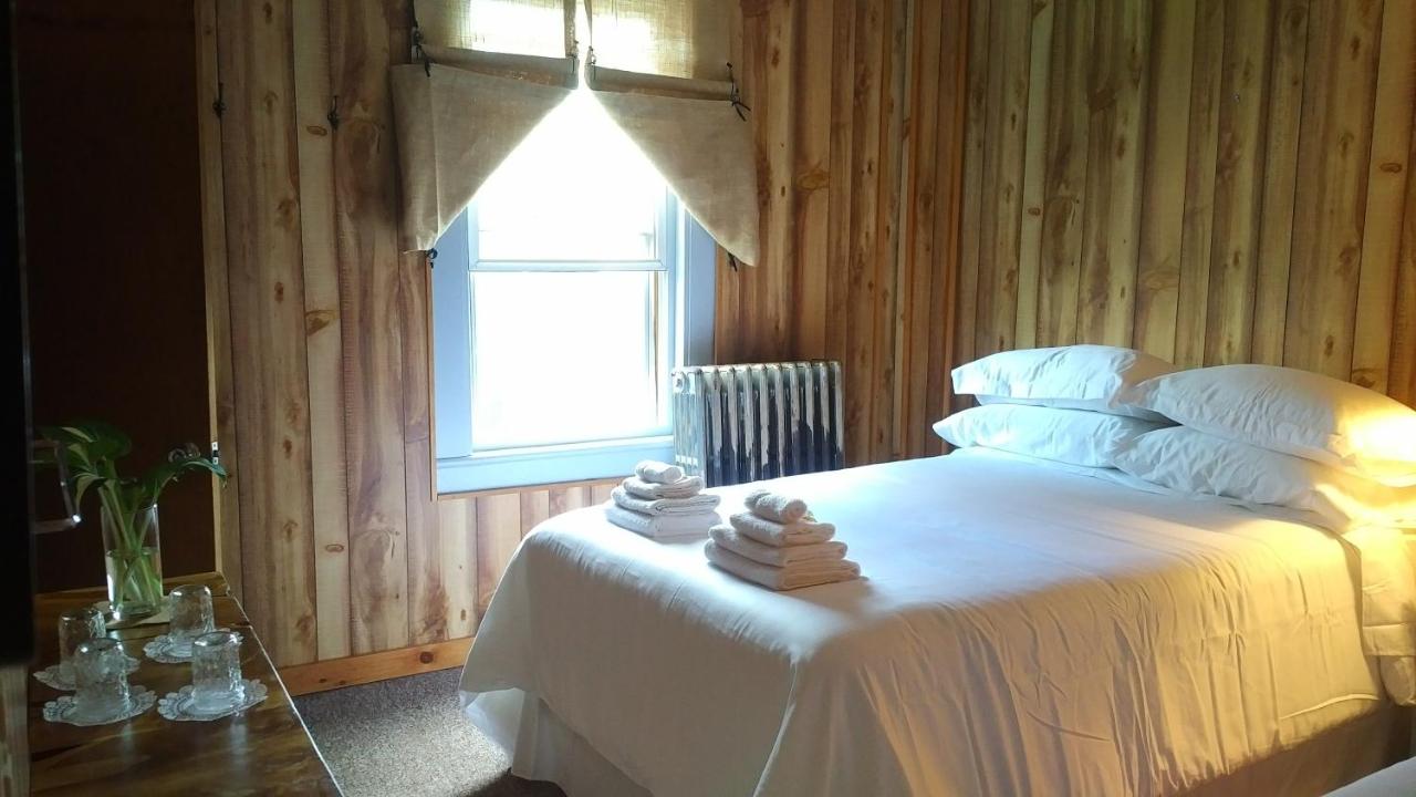 | Pine Hill Arms Hotel