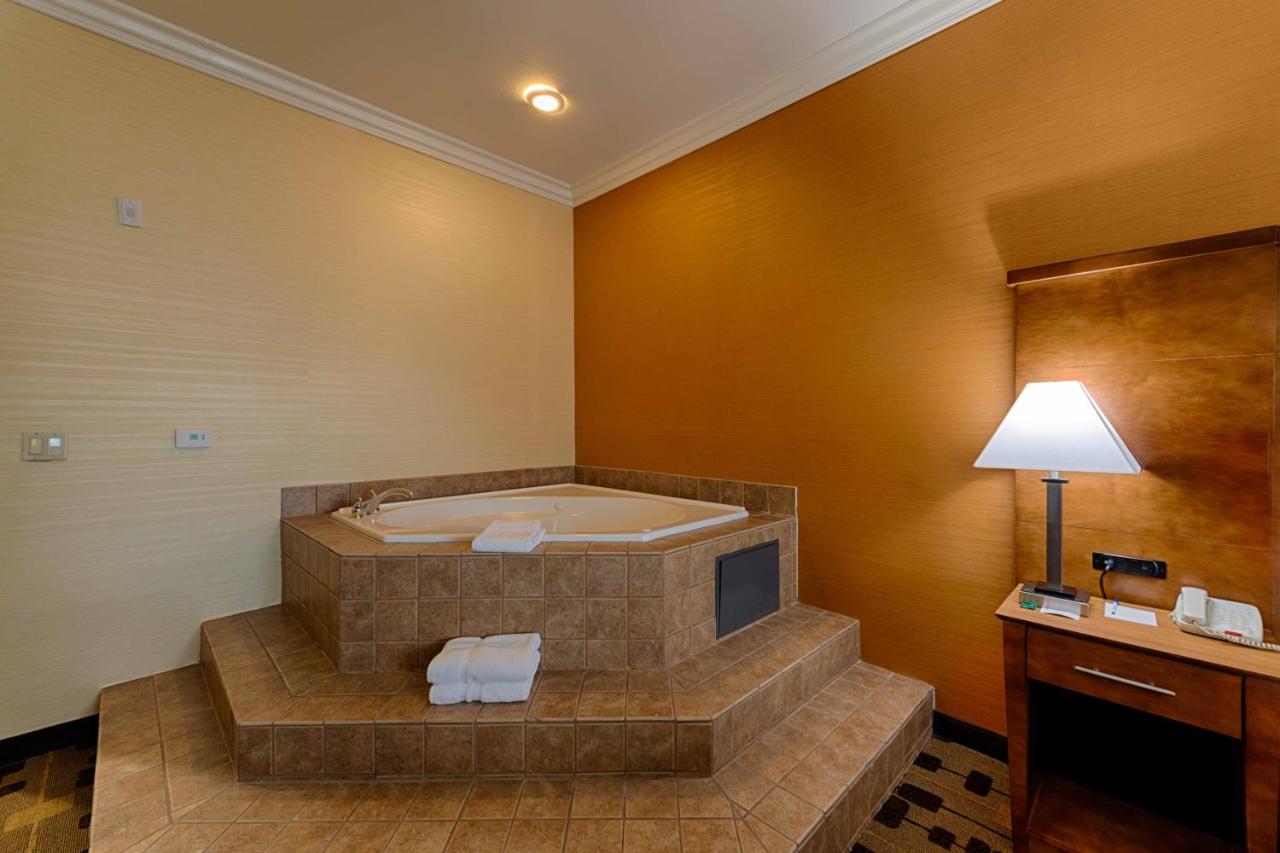 King Room with Spa Bath - Non-Smoking at Best Western Plus Delta Inn & Suites