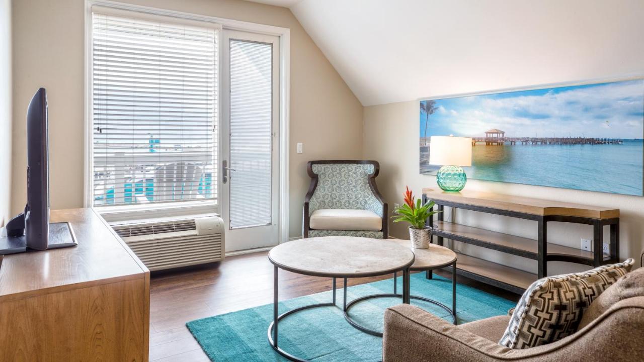 One Bedroom Pool View Suite, Two Queens Beds at Sunset Key Cottages