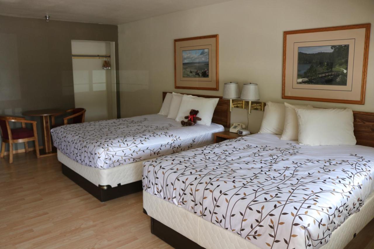 Queen Room with Two Queen Beds - Disability Access at Roosevelt Inn Mount Rushmore