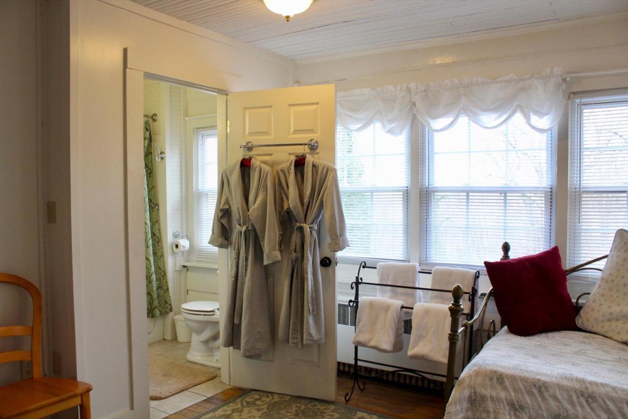 | Oakland Cottage Bed and Breakfast