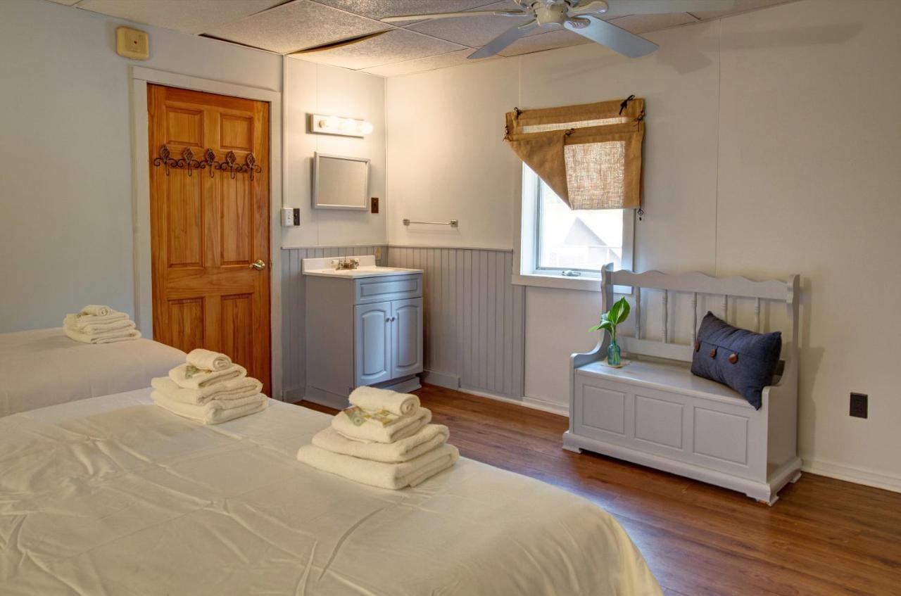  | Pine Hill Arms Hotel