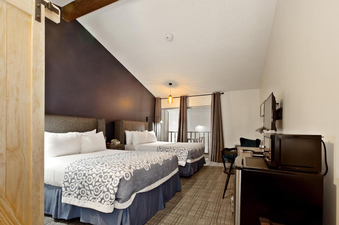 Queen Room with Balcony at Sideways Inn