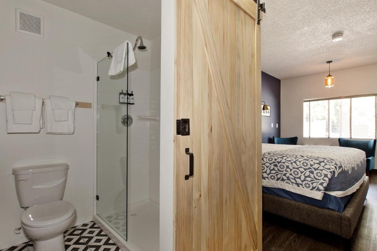 Standard King Room at Sideways Inn