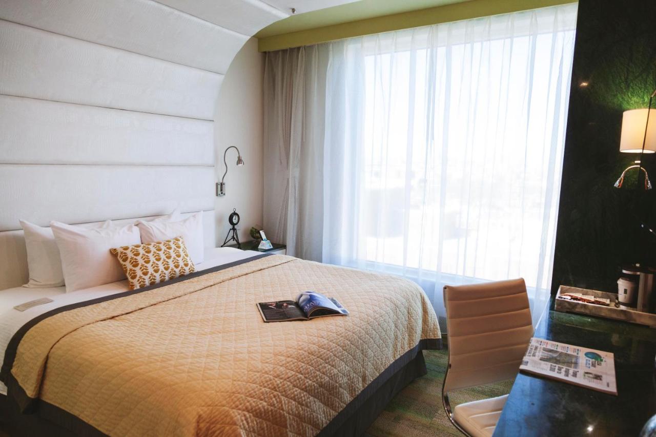 Premium King Room with Roll-in Shower - Mobility/Hearing Accessible - Non-Smoking at Wyndham Garden Brooklyn Sunset Park