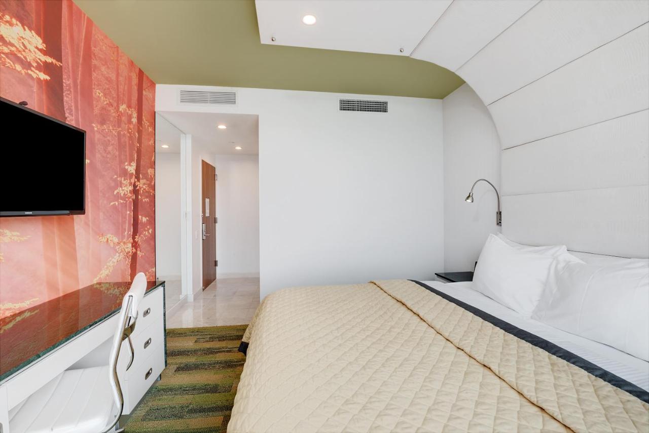 Deluxe King Room with Roll-In Shower - Mobility/Hearing Accessible - Non-Smoking at Wyndham Garden Brooklyn Sunset Park
