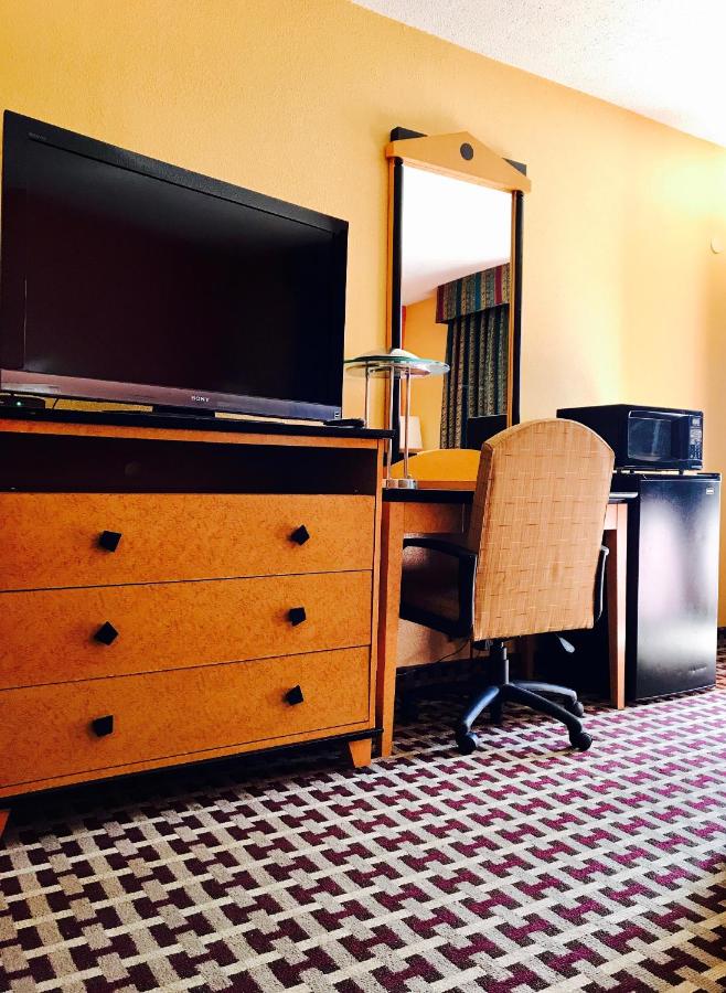 King Room - Smoking at Milan Inn & Suites