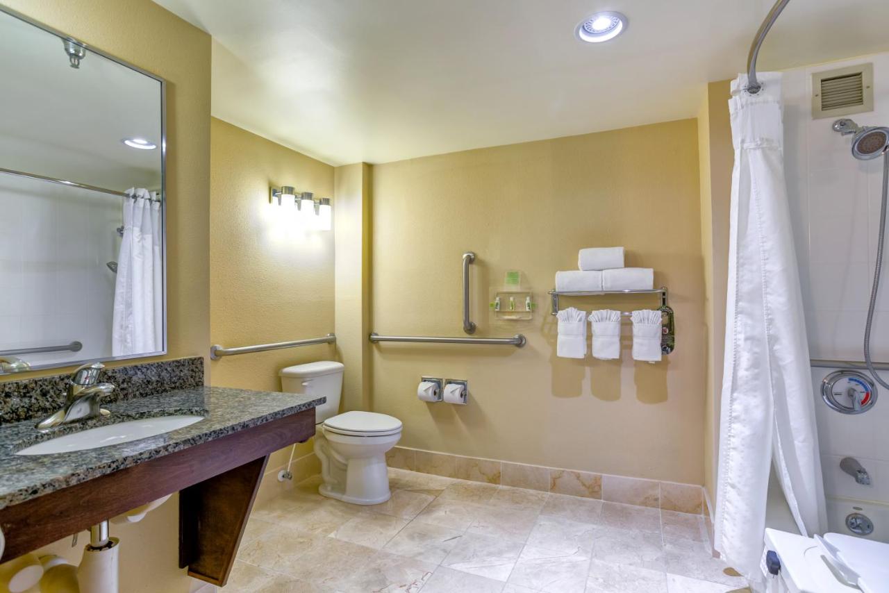 | Holiday Inn Indianapolis North-Carmel, an IHG Hotel
