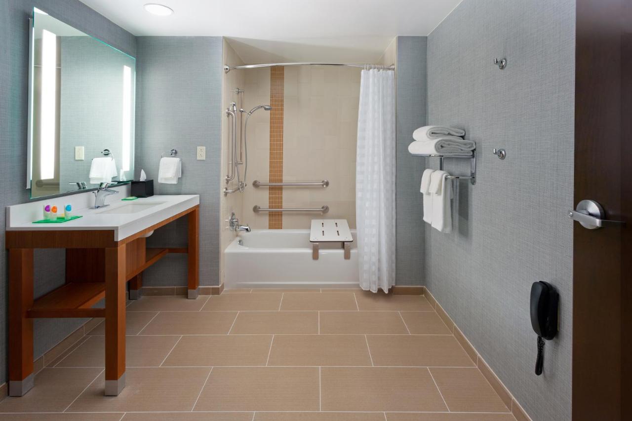 Ada 2 Qnqn Tub at Hyatt Place Austin Downtown