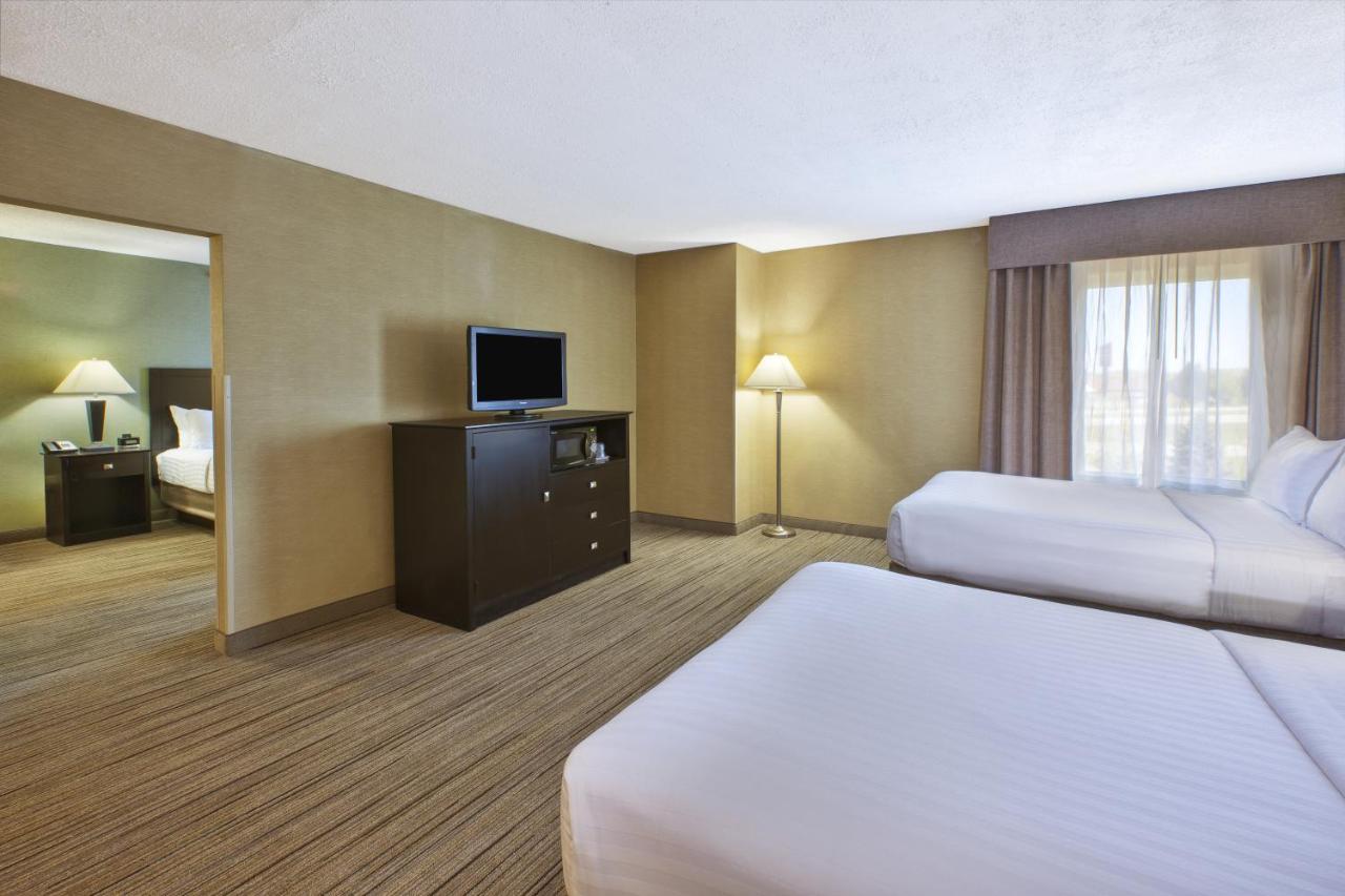 King Suite with Whirlpool - Non-Smoking at Country Inn & Suites by Radisson, Benton Harbor-St. Joseph, MI