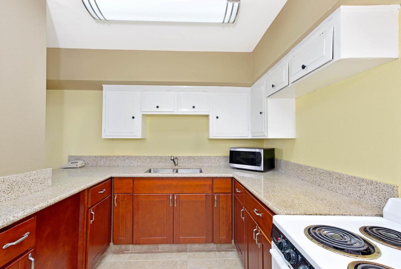 | Torrance Inn & Suites