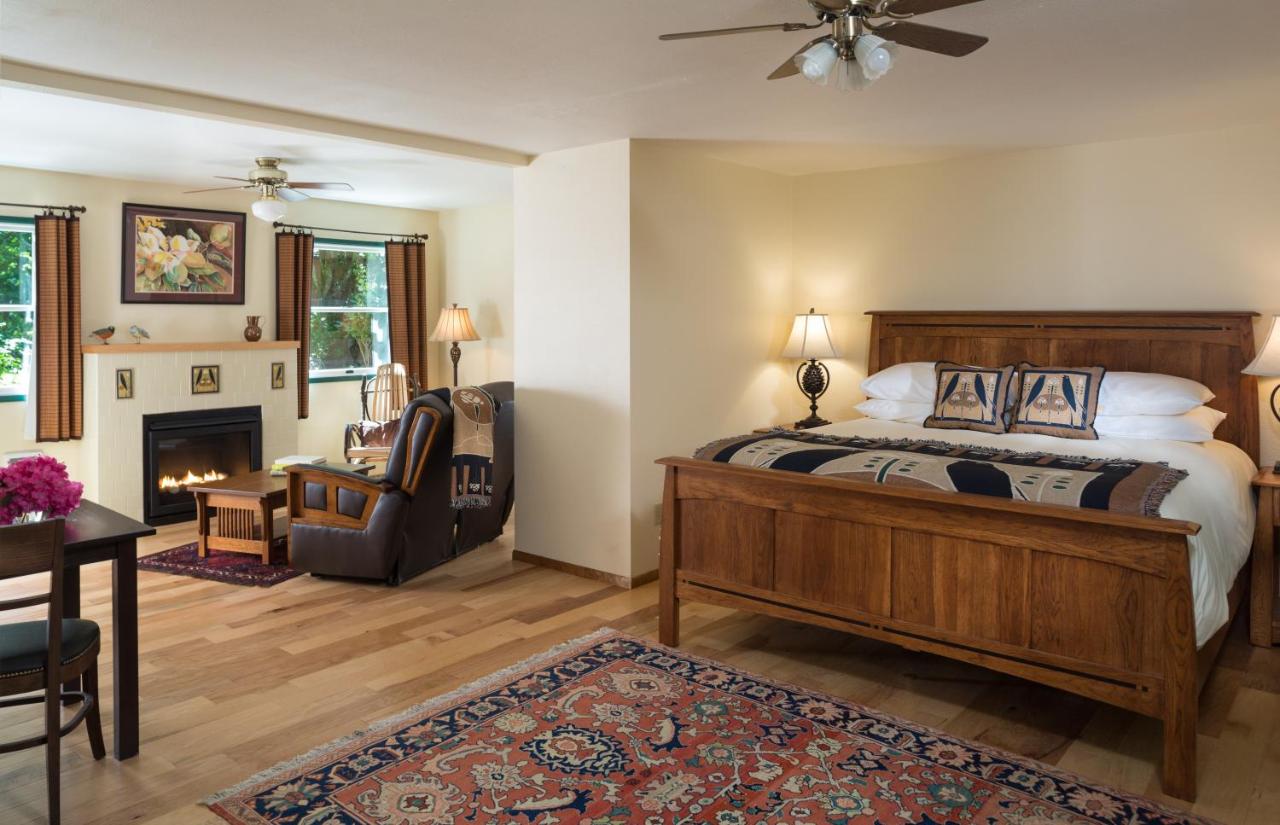 | Eagle Rock Lodge