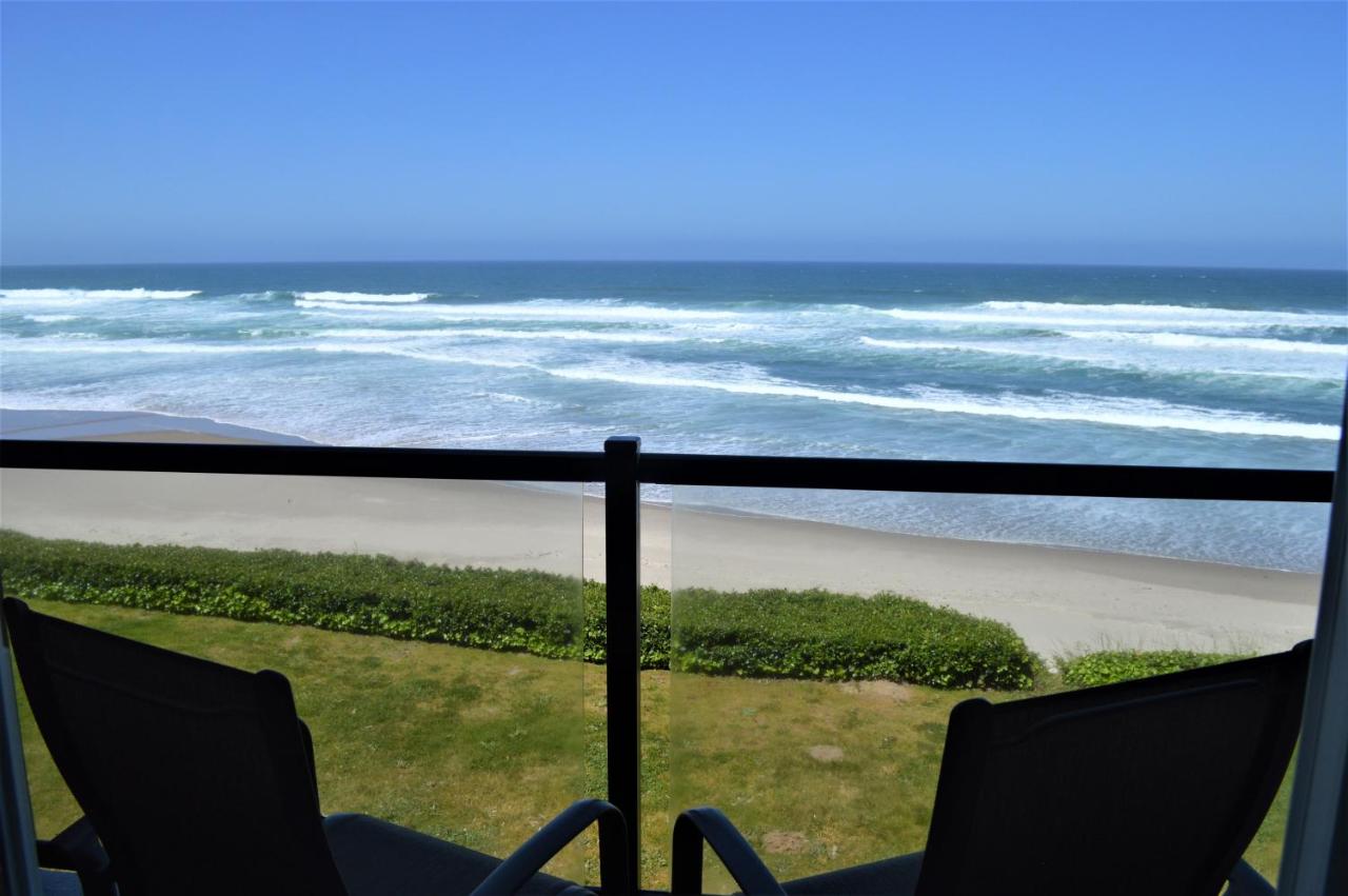 Oceanfront w/Hot Tub, 2 bdrm/1 bath, FP, kitchen, Livingroom "Pacific" at Starfish Manor Oceanfront Hotel