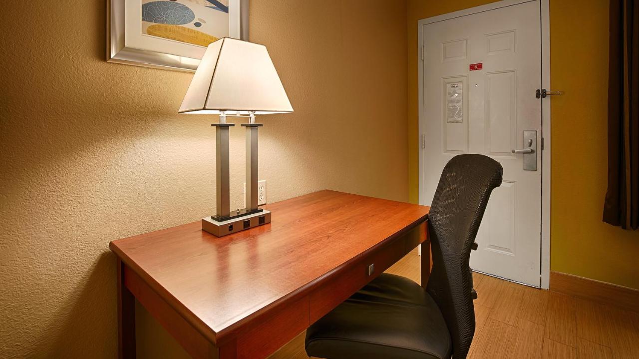 King Room with Roll-in Shower - Disability Access/Non-Smoking at Best Western Plus Yosemite Gateway Inn
