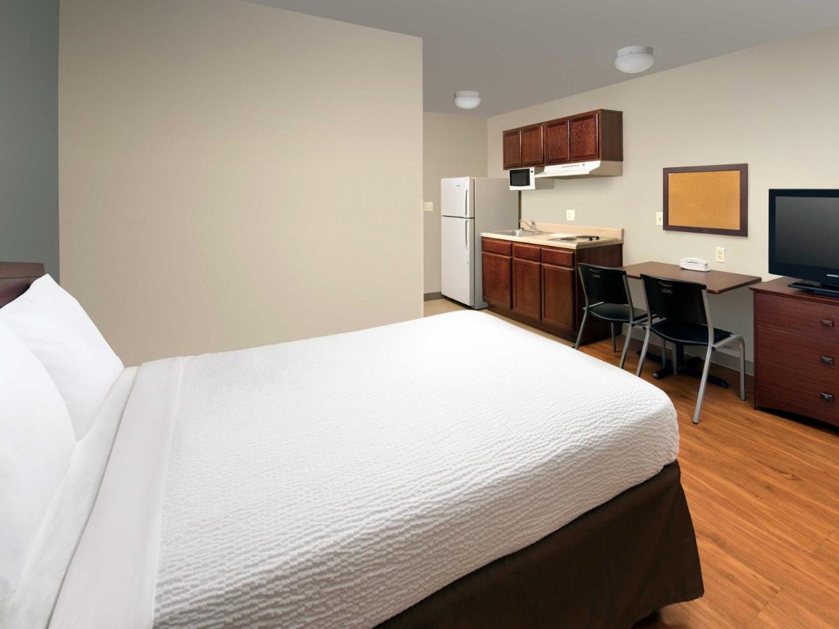 Standard Double Room - Smoking at WoodSpring Suites Kansas City Liberty