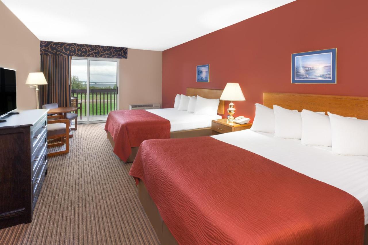 | Super 8 by Wyndham St. Ignace