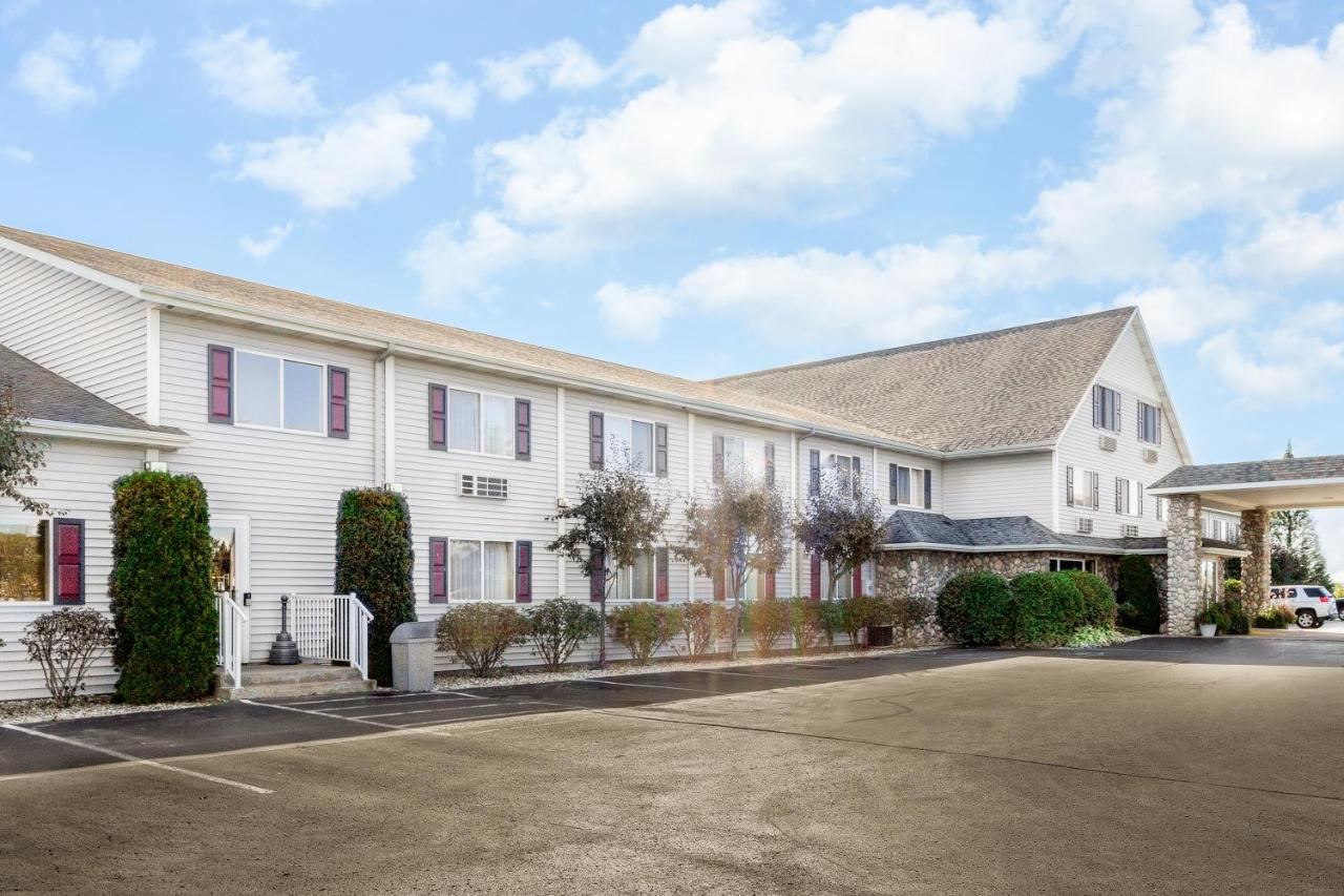 | Super 8 by Wyndham St. Ignace