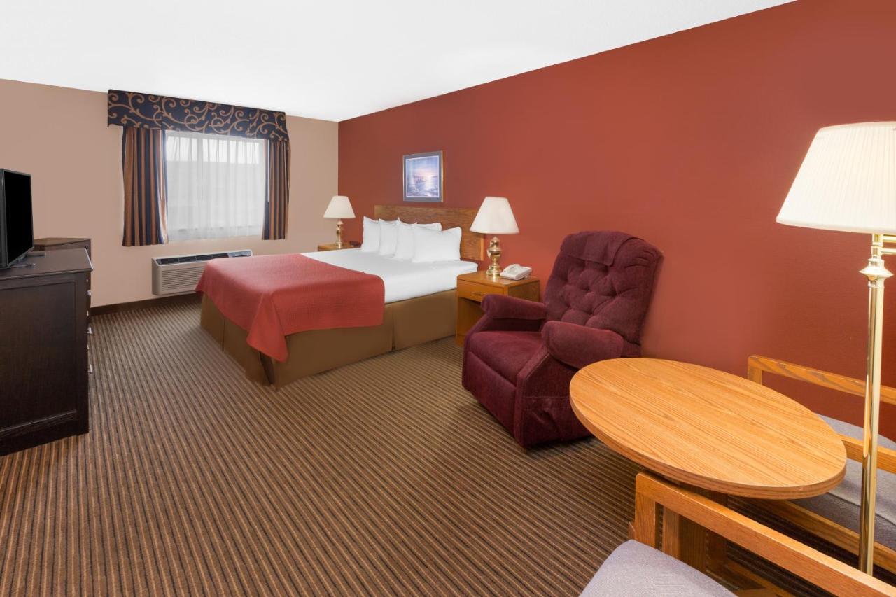 | Super 8 by Wyndham St. Ignace