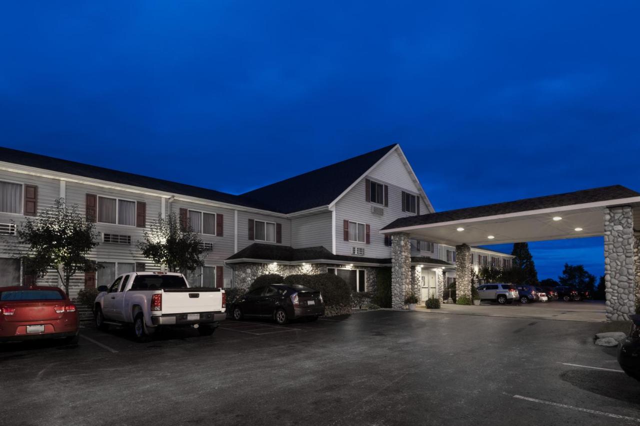 | Super 8 by Wyndham St. Ignace