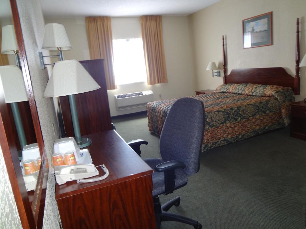King Suite - Non-Smoking at Days Inn by Wyndham Colorado Springs Airport