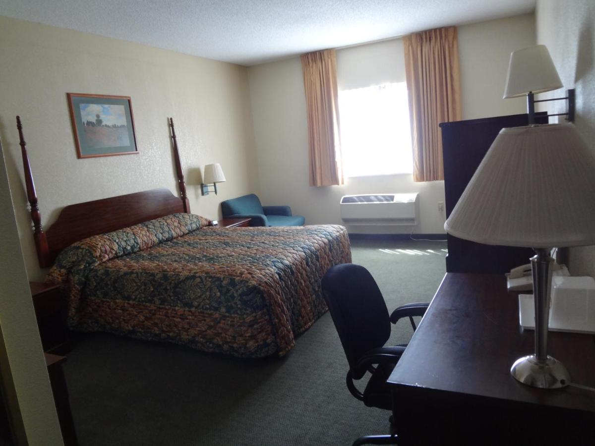King Suite - Non-Smoking at Days Inn by Wyndham Colorado Springs Airport
