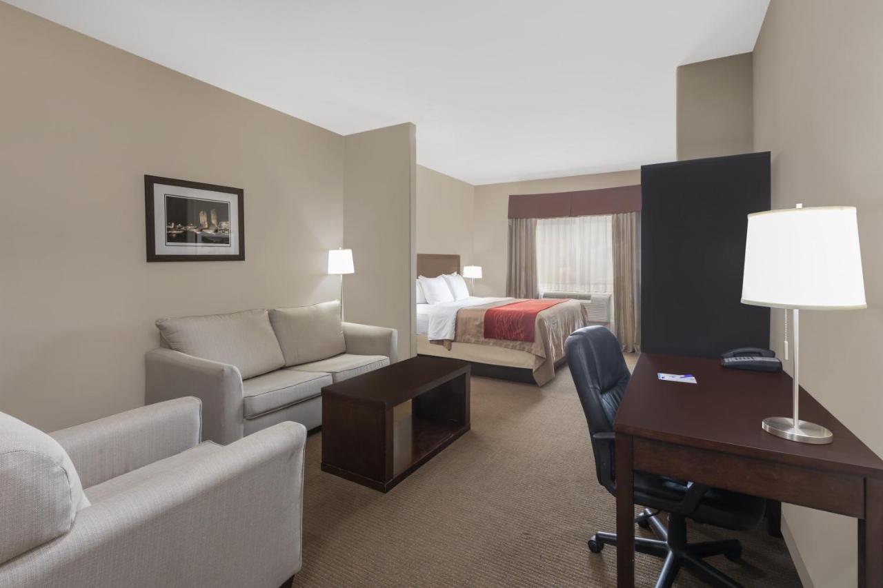 One-Bedroom King Suite - Non-Smoking at Baymont by Wyndham Columbus