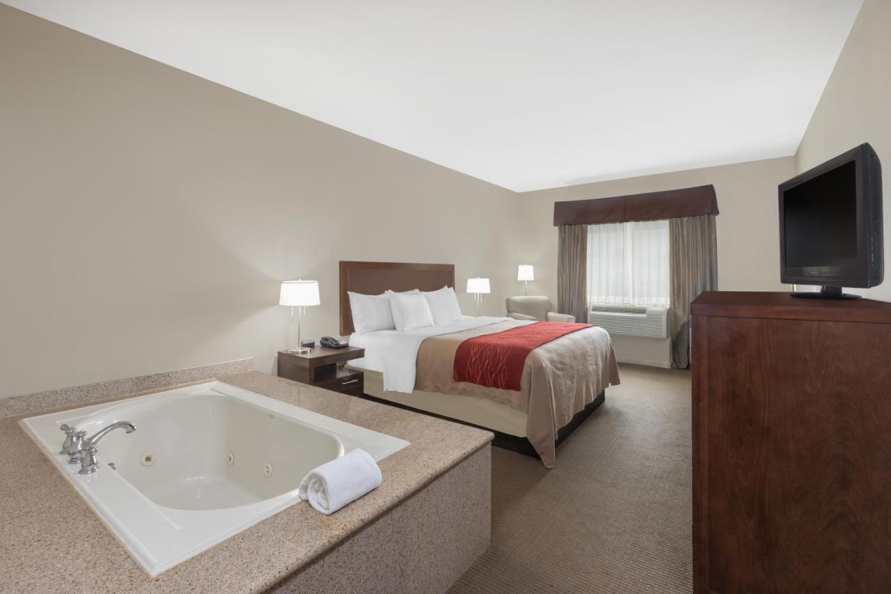 Deluxe King Room - Non-Smoking at Baymont by Wyndham Columbus