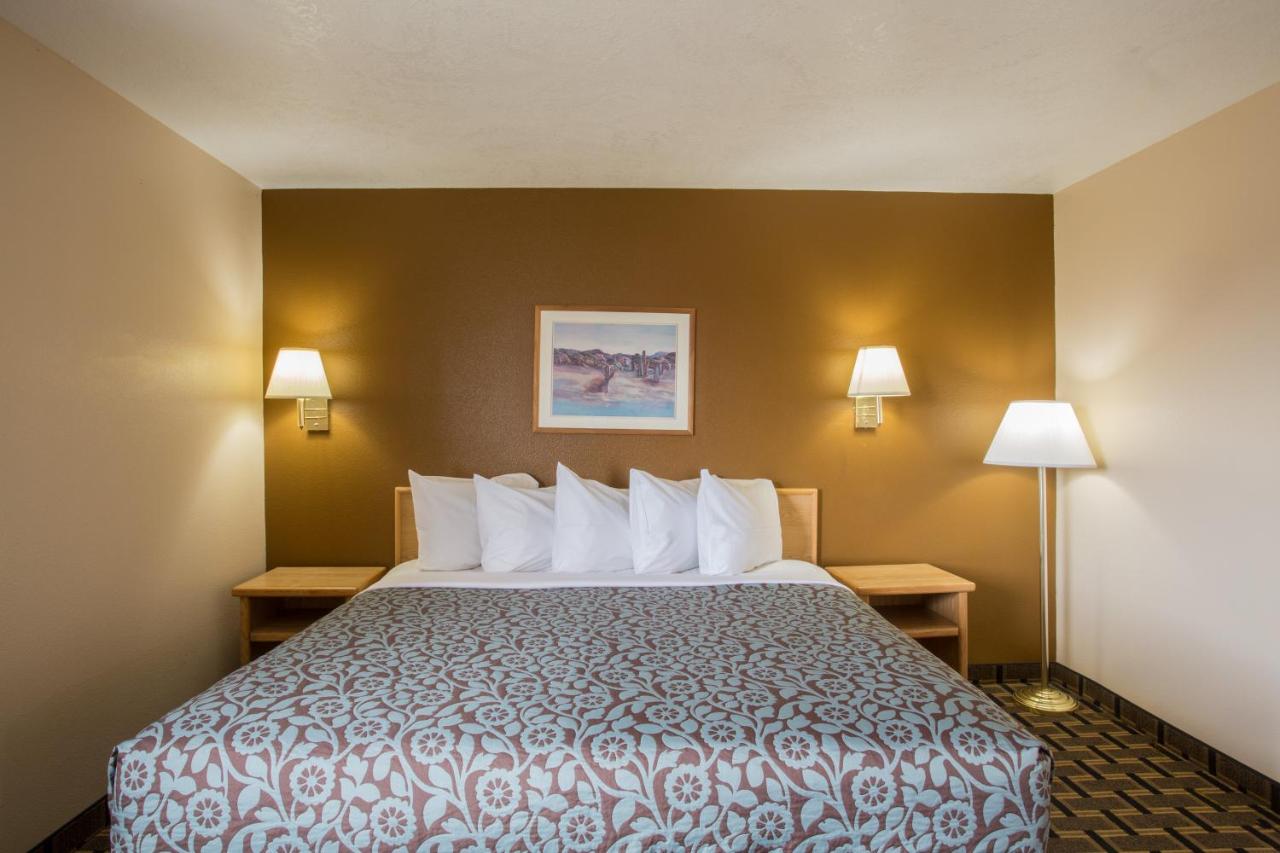 Deluxe King Suite at Days Inn by Wyndham Hurricane/Zion National Park Area