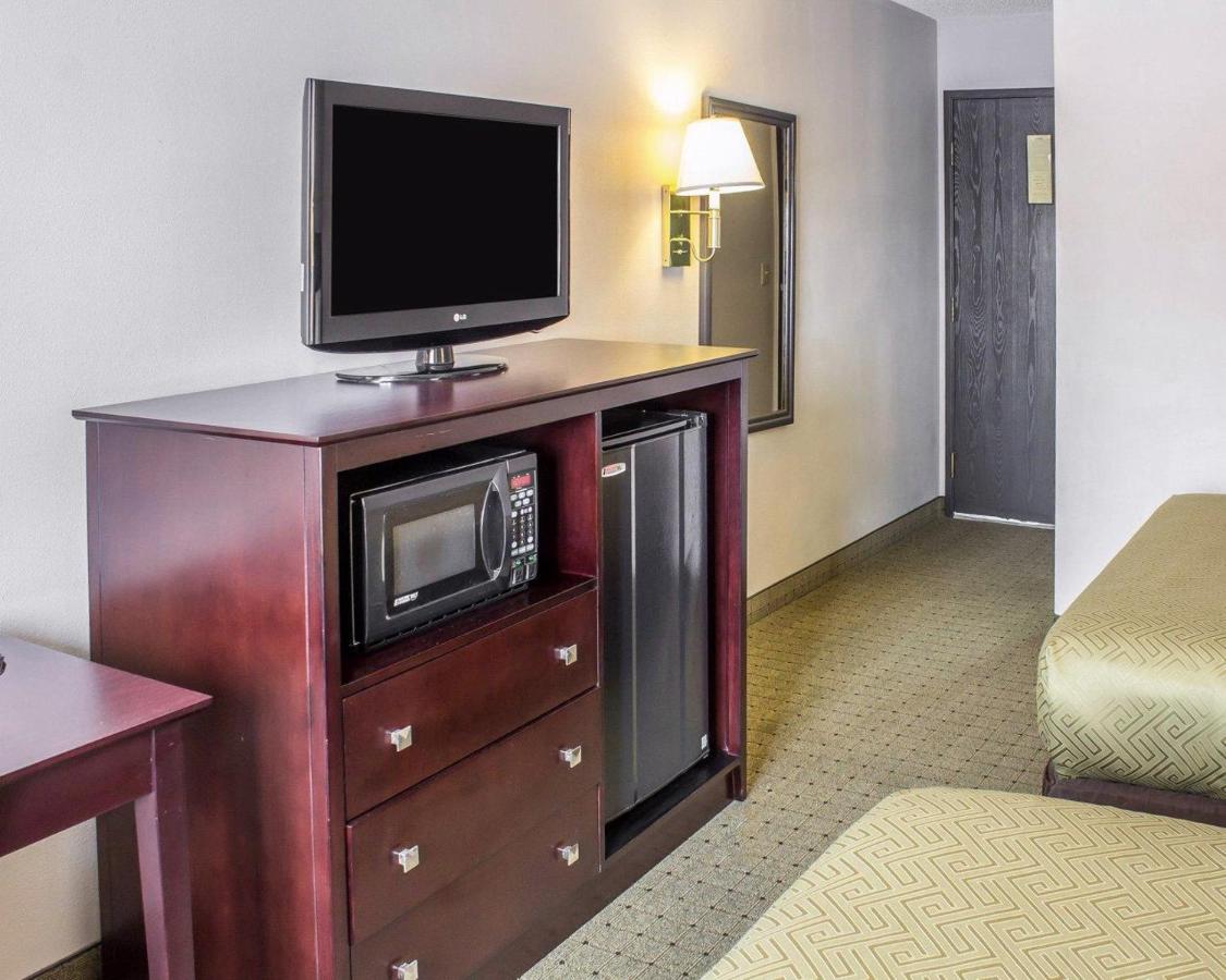 Queen Room with Two Queen Beds - Non-Smoking at Econo Lodge Ames