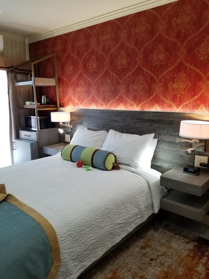 Queen Room at Sens Hotel & Vanne Bistro Berkeley