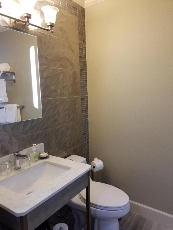 Queen Room at Sens Hotel & Vanne Bistro Berkeley