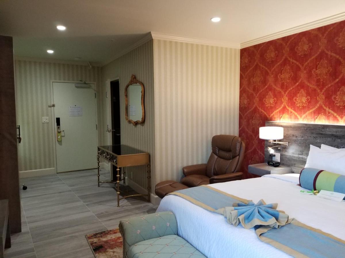Queen Room at Sens Hotel & Vanne Bistro Berkeley