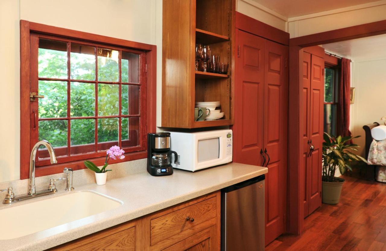 | 1795 Acorn Inn Bed and Breakfast