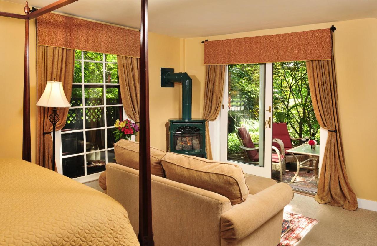 | 1795 Acorn Inn Bed and Breakfast