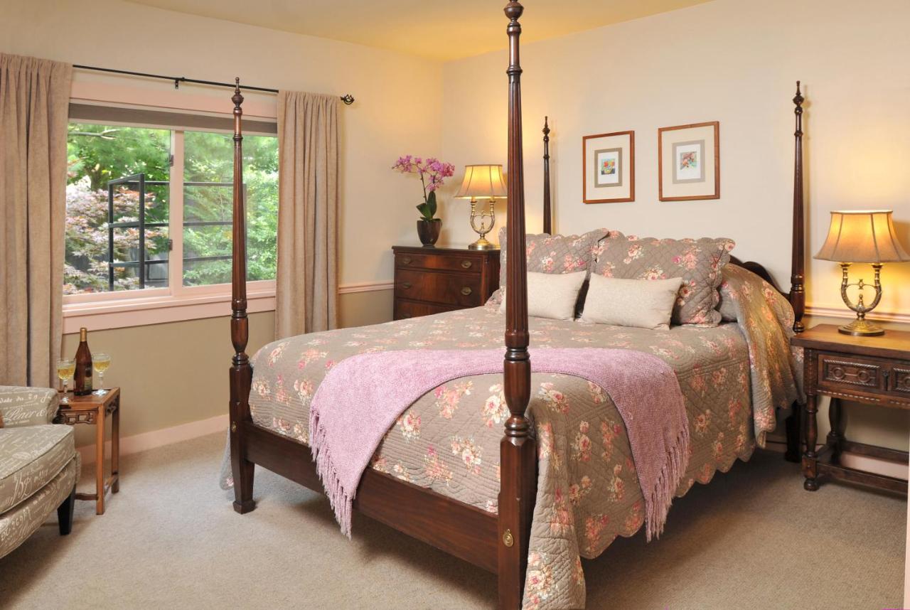 | 1795 Acorn Inn Bed and Breakfast