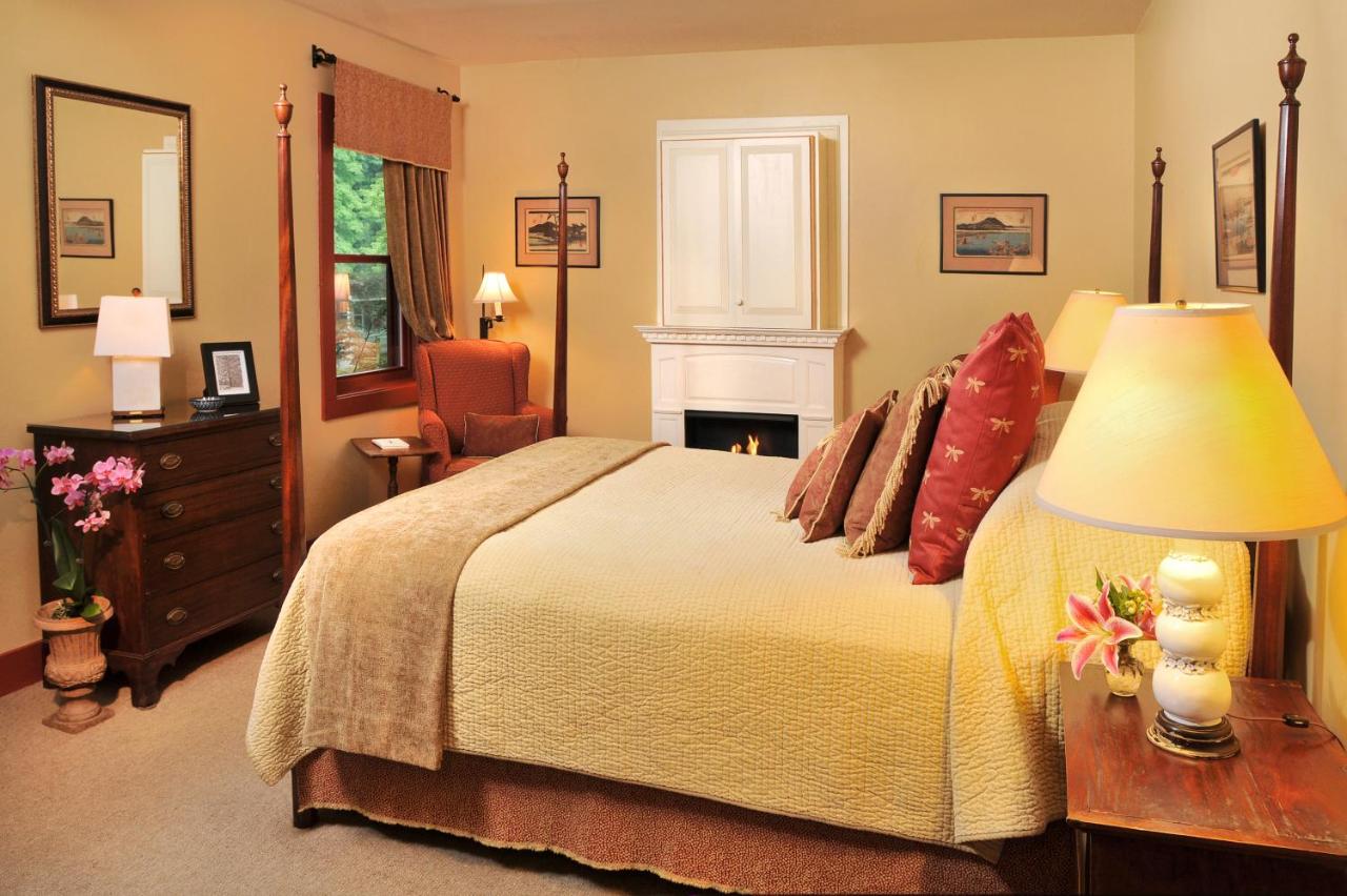 | 1795 Acorn Inn Bed and Breakfast