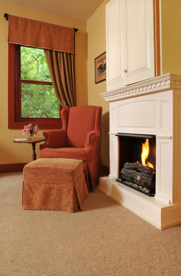 | 1795 Acorn Inn Bed and Breakfast