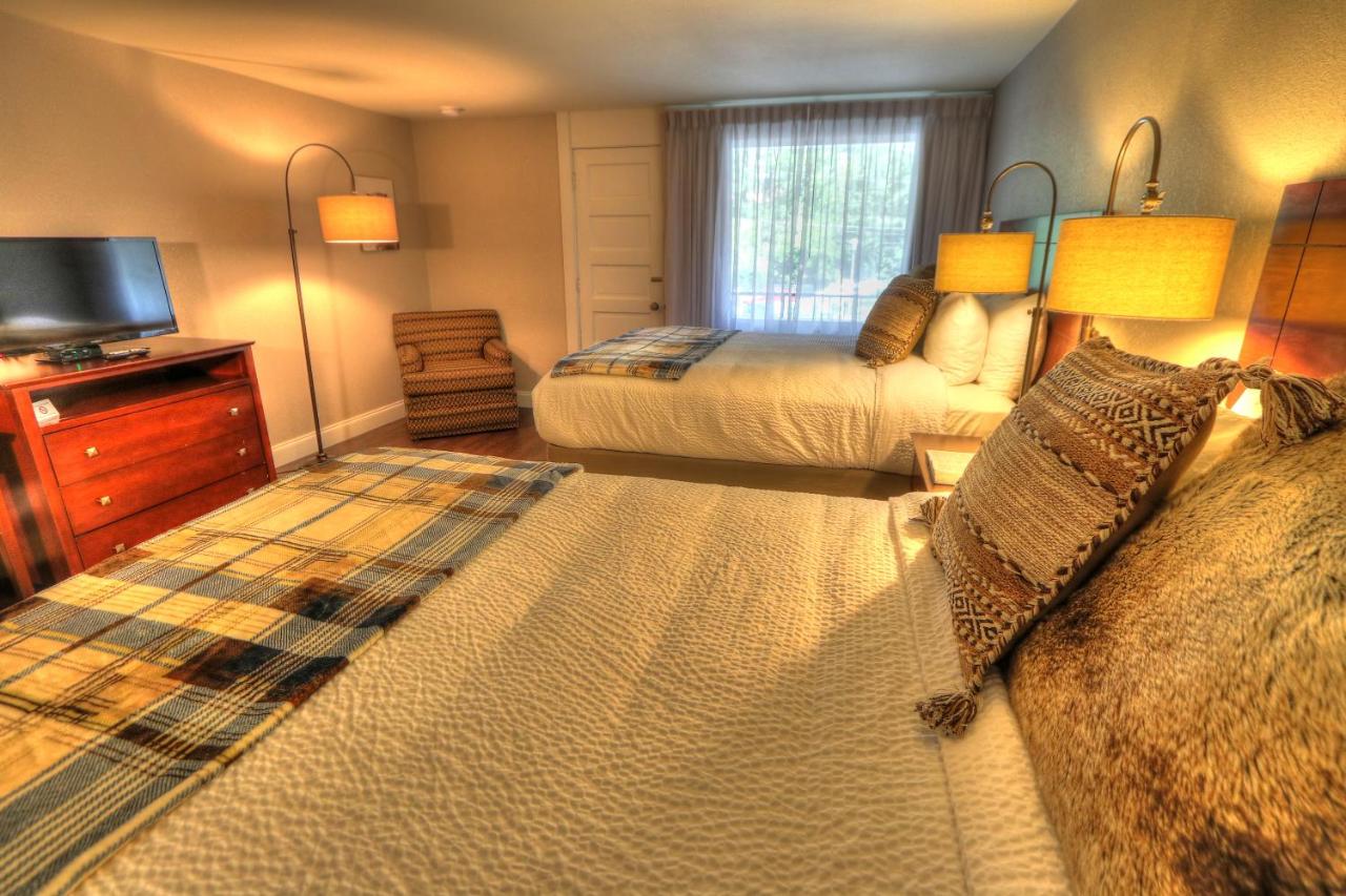 Queen Room at River Edge Inn