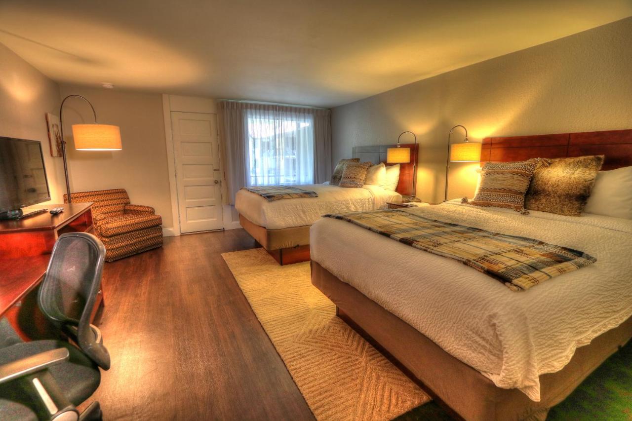 Queen Room at River Edge Inn