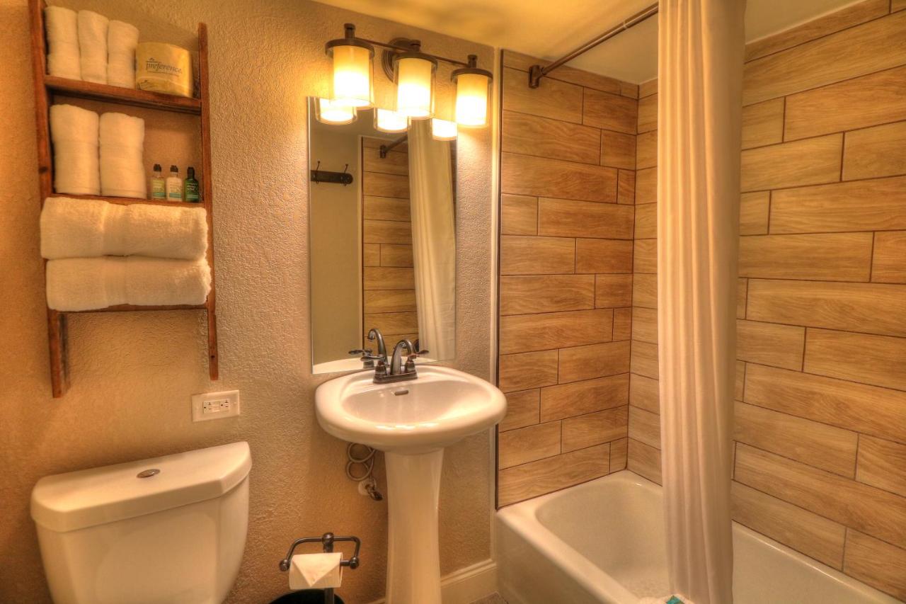 Queen Room at River Edge Inn