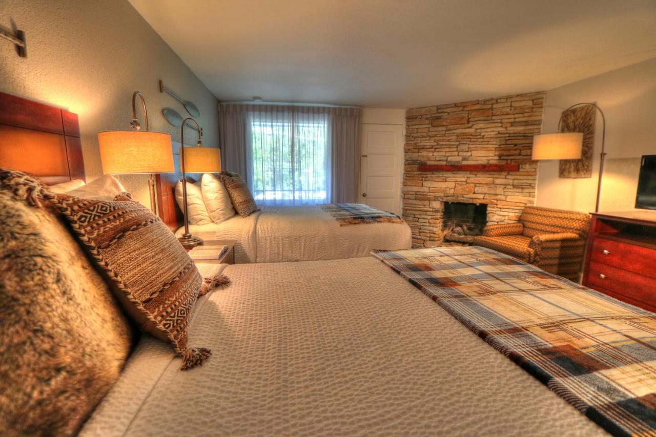 Deluxe Queen Room at River Edge Inn