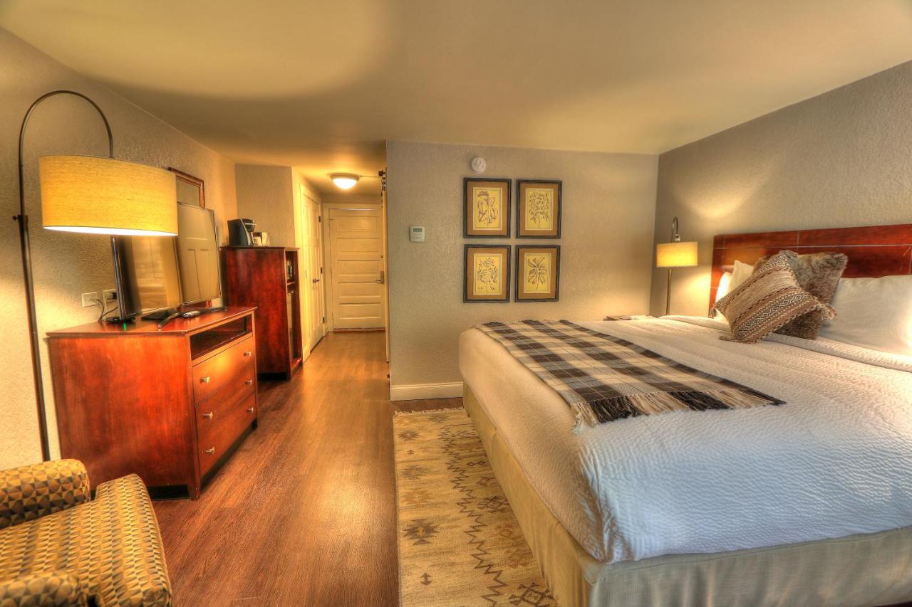 Deluxe King Room at River Edge Inn