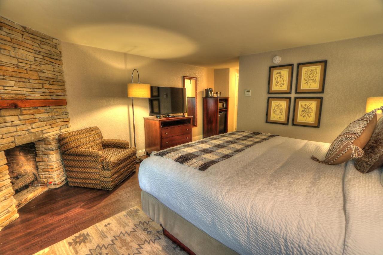 Deluxe King Room at River Edge Inn