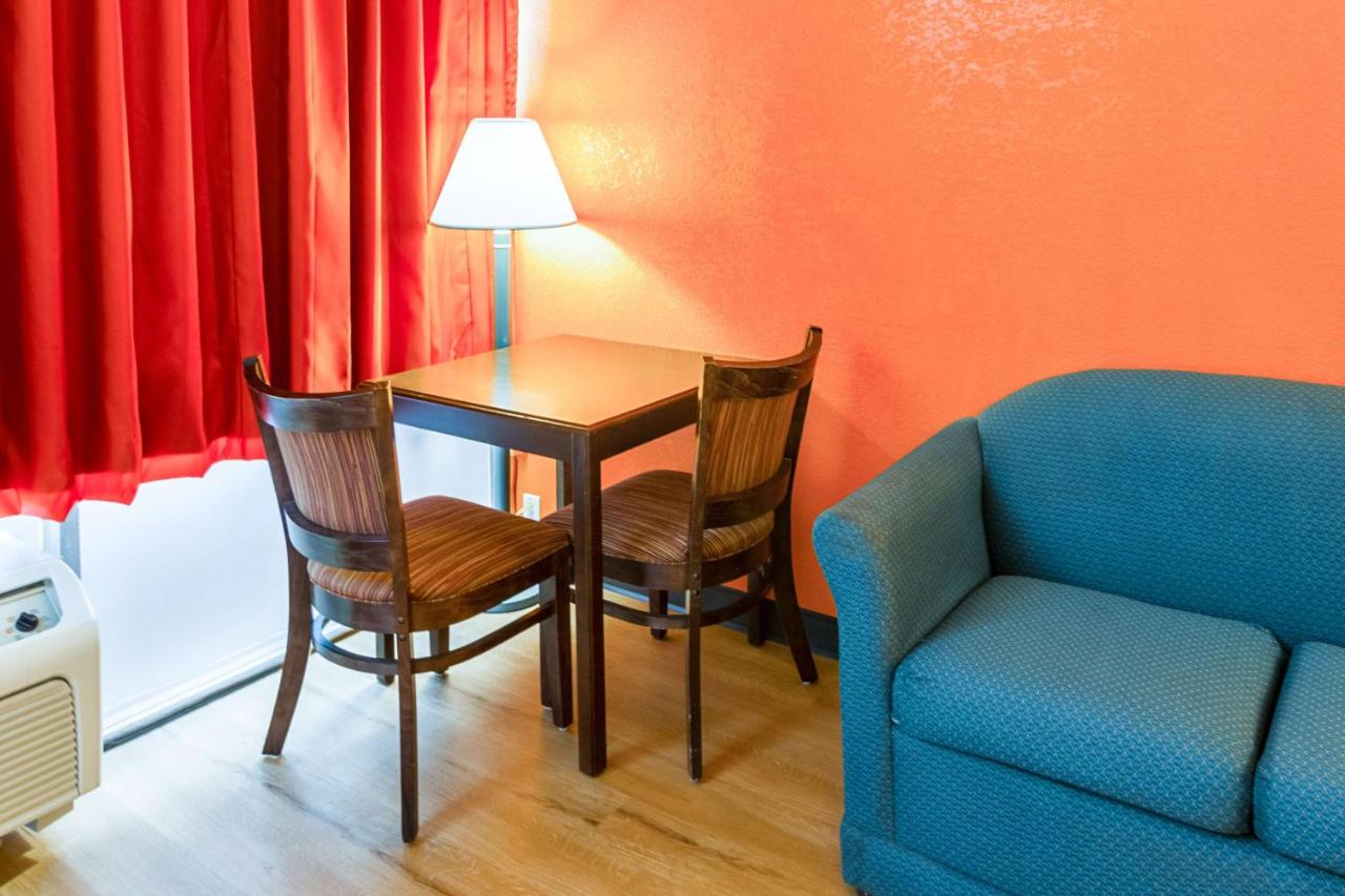 | Motel 6-Groton, CT - Casinos nearby